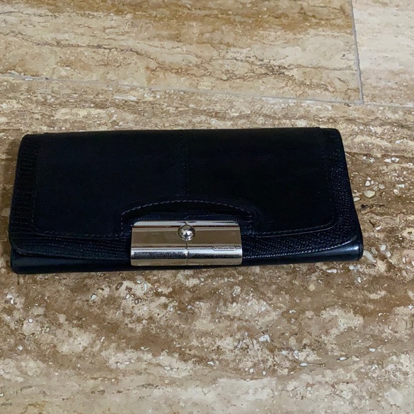 Authentic Coach used wallet. Has many many slits for a lot of cards. - Picture 1 of 8